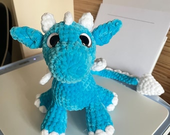 Peluche de amigurumi hecho a mano con forma de dragón bebé