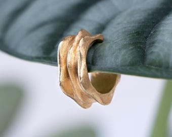 Ear cuff ondulado elegante, pendiente de silueta floral romántica, pieza moderna escultórica e irregular, joya sofisticada y texturizada