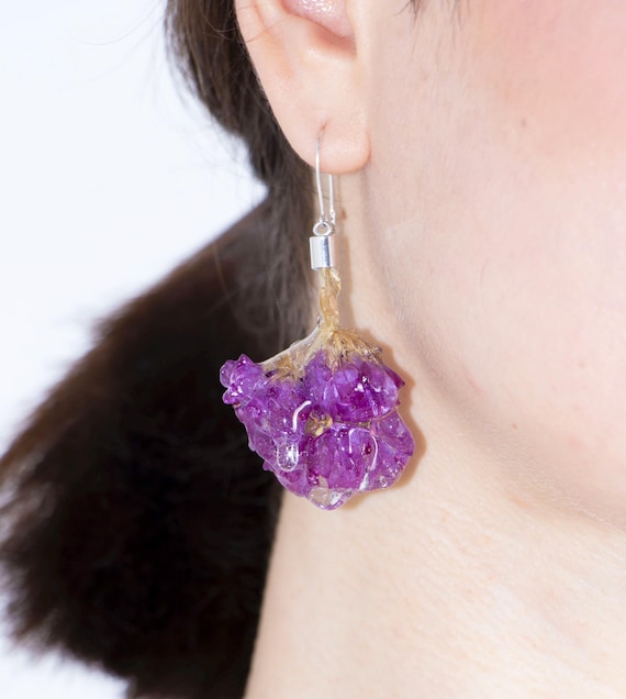 Pendientes colgantes orgánicos artesanales, elegantes pendientes cristalinos fucsia, joyas clásicas de calidad, moderna joyería asimétrica