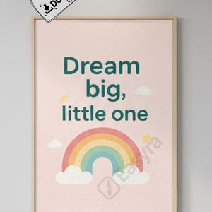 Könnte beinhalten: Gerahmter Druck mit den Worten "Dream big, little one" in grüner Schrift, über einem Regenbogen und Wolken auf rosa Hintergrund. Der Druck hat einen hellen Holzrahmen und das Etsy-Logo.