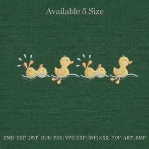 Puede incluir: Diseño bordado sobre un fondo verde oscuro que presenta cuatro patitos amarillos nadando en fila. Cada patito está representado con picos y patas naranjas, y líneas de agua blancas. El texto "Available 5 Size" está en la parte superior.
