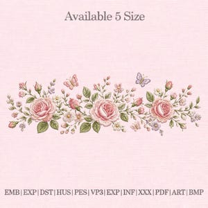 Può includere: Design floreale ricamato con rose rosa, piccoli fiori bianchi, foglie verdi e farfalle su sfondo rosa. Il testo "Available 5 Size" è in alto. Formati di file di ricamo elencati in basso.