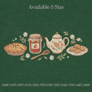 Puede incluir: Un diseño bordado sobre un fondo verde presenta una tarta, un tarro de mermelada, una cuchara, una tetera y galletas. La tetera y el tarro de mermelada tienen diseños florales. El texto "Available 5 Size" está en la parte superior.