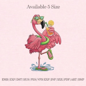 Peut inclure: Une broderie d'un flamant rose portant des lunettes de soleil et une bouée verte, tenant une boisson avec une tranche de citron. Le flamant rose porte des tongs vertes et se tient dans l'eau. Le texte en haut dit "Available 5 Size".