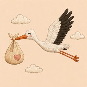 Puede incluir: Una ilustración bordada de una cigüeña blanca con plumas de ala negras y un pico naranja volando por el aire. La cigüeña lleva un hatillo de tela beige atado en la parte superior, con un pequeño corazón rosa, rodeado de tres nubes blancas.