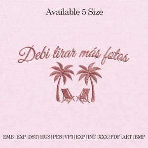 Puede incluir: Textil rosa con texto e imágenes bordadas. El texto dice "Debi tirar más fotos" encima de dos palmeras y dos sillas de playa. La frase "Available 5 Size" está encima del texto.
