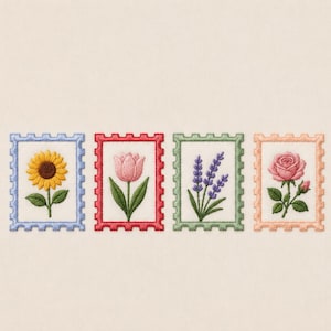 Op de afbeelding: Vier geborduurde bloemenpostzegels. De postzegels tonen een zonnebloem, een tulp, lavendel en een roos. Elke postzegel heeft een verschillend gekleurde rand: blauw, rood, groen en perzik. De bloemen staan in volle bloei met groene stelen en bladeren.
