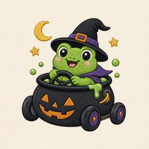 Puede incluir: Un diseño bordado de una rana verde con sombrero de bruja negro y capa morada, sentada en un caldero negro con ruedas y cara de calabaza. La escena incluye una luna creciente amarilla, estrellas y burbujas verdes flotantes.
