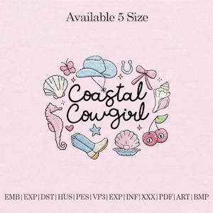 Può includere: Design ricamato con la scritta "Coastal Cowgirl" circondata da un cappello da cowboy, conchiglie, un cavalluccio marino, stivali e ciliegie. Il design utilizza tonalità di rosa, blu e oro su uno sfondo rosa. Il testo "Available 5 Size" è in alto.