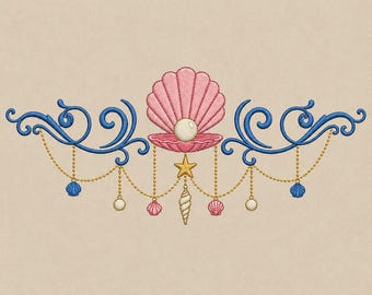 Puede incluir: Diseño bordado con una concha rosa con perla, espirales azules y cadenas doradas colgantes con conchas y perlas. También se incluye una estrella de mar dorada y una concha. Sobre un fondo beige.