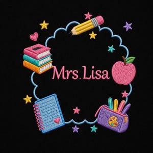 以下が含まれることがあります： 黒い背景に刺繍されたデザインで、ピンク色の「Mrs. Lisa」という文字が水色のスカラップ状の枠で囲まれています。アイコンには、本の積み重ね、黄色い鉛筆、青いスパイラルノート、ピンクのリンゴ、紫色のペンケースが含まれています。
