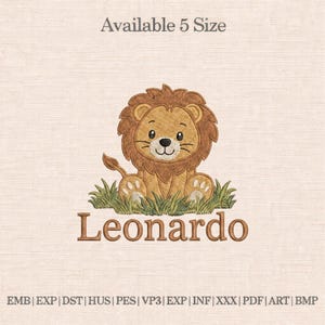 Può includere: Ricamo di un leone dei cartoni animati con il nome "Leonardo" in filo marrone. Il leone è seduto nell'erba verde. Il testo "Available 5 Size" è in alto. Formati di file di ricamo elencati in basso.
