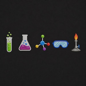 Puede incluir: Un diseño de parche bordado que presenta cinco iconos de temática científica: un tubo de ensayo con líquido verde y burbujas, un matraz Erlenmeyer con líquido morado, una estructura molecular multicolor, gafas de seguridad azules y un mechero Bunsen encendido.