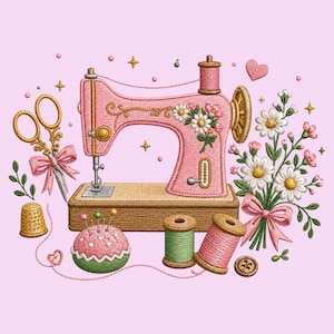 Può includere: Un ricamo raffigurante una macchina da cucire rosa decorata con margherite bianche, forbici dorate con un fiocco rosa, un ditale dorato, un puntaspilli rosa con spilli, rocchetti di filo verde e rosa, un bottone marrone e un bouquet.