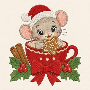 Puede incluir: Un diseño bordado de un ratón gris con gorro de Papá Noel rojo, sentado dentro de una taza roja. El ratón sostiene una galleta en forma de estrella. La taza está decorada con un gran lazo rojo, hojas de acebo verdes, bayas y canela.