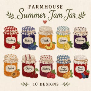 Op de afbeelding: Een borduurontwerpset getiteld Farmhouse Summer Jam Jar met 10 potten met stoffen deksels en touwstrikken. Elke pot is gelabeld met fruitnamen, waaronder Strawberry, Blueberry, Peach, Lemon, Blackberry, Apricot, Cherry, Raspberry, Orange Marmalade en Mixed Berries.