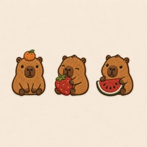 Op de afbeelding: Drie geborduurde patches met bruine capibara's. De eerste capibara heeft een sinaasappel op zijn kop, de tweede houdt een rode aardbei vast en de derde houdt een stuk watermeloen met een groene schil en zwarte pitten op een lichte achtergrond.