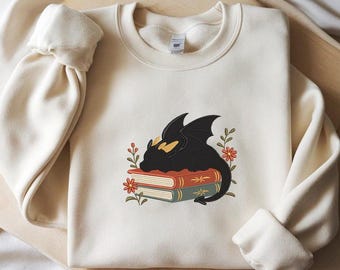 かわいい眠っているドラゴンの本の刺繍デザイン、ファンタジーな赤ちゃんドラゴンの読書本機械刺繍ファイル、居心地の良い読書愛好家のステッチパターン