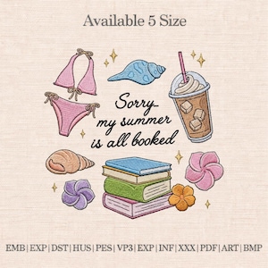 Peut inclure: Motif brodé avec un bikini rose, des coquillages, une boisson au café, des fleurs et des livres. Le texte "Sorry... my summer is all booked" est inclus. Le motif est entouré d'étoiles scintillantes.