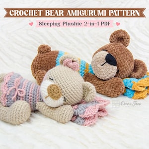 Può includere: Due orsetti di peluche all'uncinetto in posizione dormiente. Un orsetto è beige chiaro con un vestitino rosa, l'altro è marrone con una maglietta a righe blu e gialle. Il testo recita CROCHET BEAR AMIGURUMI PATTERN e Sleeping Plushie 2-in-1 PDF.