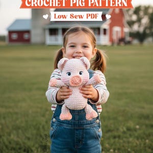 Könnte beinhalten: Ein hellrosa gehäkeltes Schweinchen-Plüschtier mit runder Schnauze, kleinen Ohren und dunklen Augen. Der Text CROCHET PIG PATTERN und Low Sew PDF ist oben im Bild zu sehen. Das Schweinchen ist mit einem strukturierten Garnfinish gefertigt.