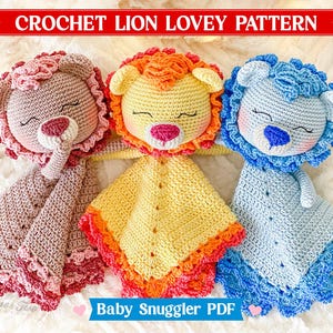Peut inclure: Trois doudous lion au crochet avec le texte CROCHET LION LOVEY PATTERN et Baby Snuggler PDF. Les lions sont roses, jaunes et bleus avec des crinières assorties et des yeux fermés brodés. Chaque pièce possède un corps en couverture texturé.