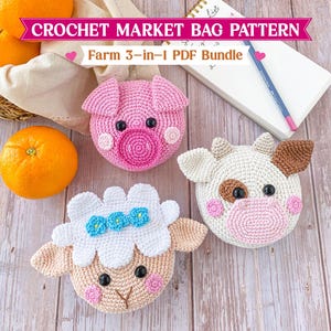 Op de afbeelding: Drie ronde gehaakte dierenkopjes, waaronder een roze varken, een wit-bruine koe en een beige schaap met blauwe bloemen. De tekst luidt CROCHET MARKET BAG PATTERN en Farm 3-in-1 PDF Bundle, gerangschikt met sinaasappels en een notitieboek.