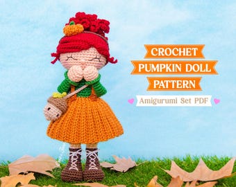Puede incluir: Una muñeca de ganchillo con pelo rojo, una blusa verde de manga larga y una falda naranja. La muñeca lleva botas marrones y un pequeño bolso con forma de bellota. Texto: CROCHET PUMPKIN DOLL PATTERN Amigurumi Set PDF con dos corazones.
