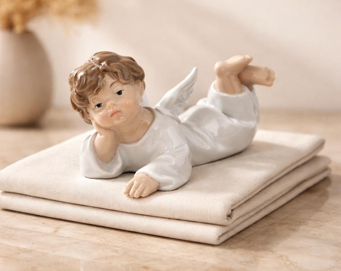 Lladro porcelain figurine of reclining angel #4541-RETIRED