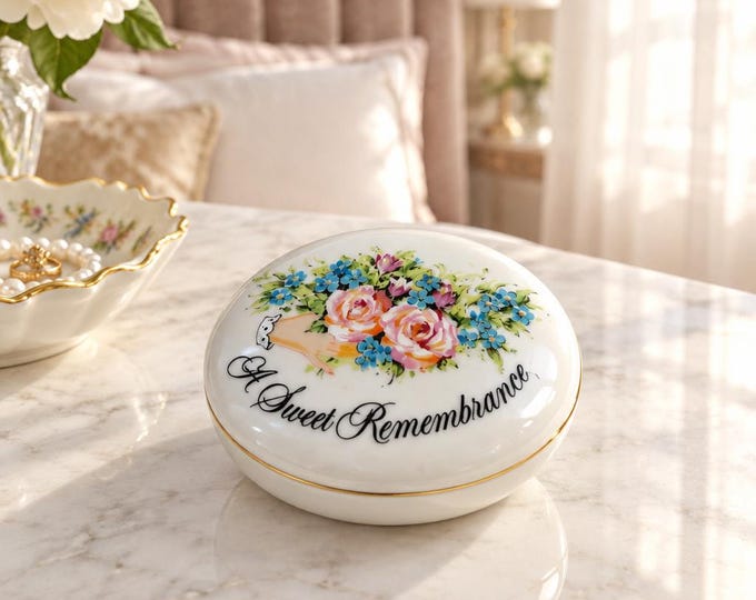 Vintage 1982 “A Sweet Remembrance” porcelain trinket dish 2” x 3.5”