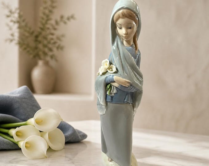 LLadro “girl with flowers” porcelain figurine  #4660 by Victor Martinez