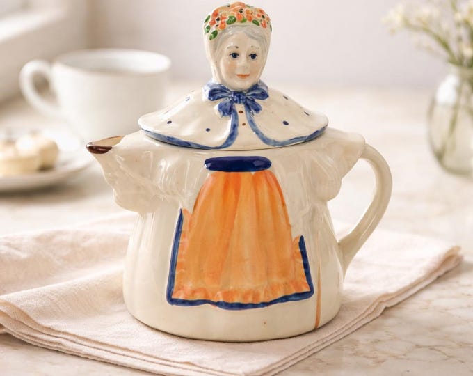 VIntage 1950’s Shawnee “Granny Anne” Zanesville pottery teapot