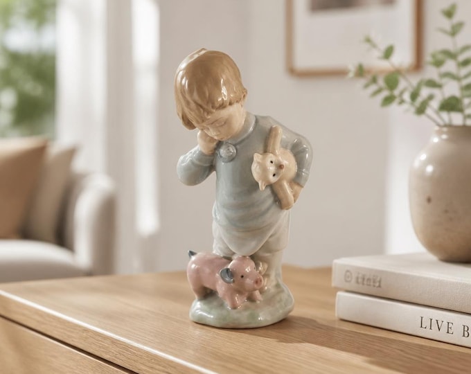 Lladro Nao RETIRED 1987 “Hello Mommy” figurine. 7.5” x 3.5”