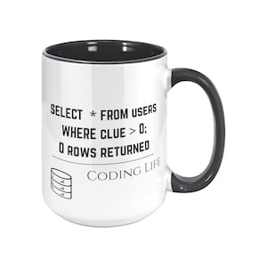 以下が含まれることがあります： 黒い内側とハンドルが付いた白いセラミックマグ。マグには、黒で「SELECT * FROM USERS WHERE CLUE > 0; 0 ROWS RETURNED CODING LIFE」というテキストと、データベースのグラフィックが表示されています。