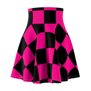 Puede incluir: Falda skater con un llamativo diseño de tablero de ajedrez en negro y rosa intenso. La falda tiene una cintura alta y una silueta acampanada, creando un diseño lúdico y llamativo. La tela parece lisa y tiene un ligero brillo.
