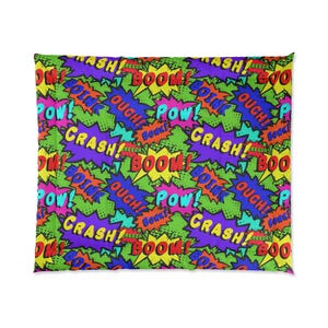 Può includere: Un piumino a tema fumetto con un motivo vibrante di parole d'azione come "BOOM", "POW" e "CRASH" in vari colori. Il design presenta fumetti e forme a stella su uno sfondo verde, creando un'immagine dinamica.