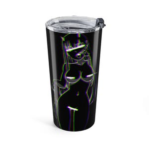 Puede incluir: Vaso de viaje negro con un diseño de arte glitch neón verde, rojo y azul de una figura femenina. El vaso tiene una tapa transparente y un cierre abatible negro. El diseño es una ilustración estilizada.