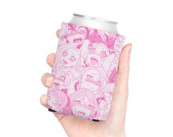 Op de afbeelding: Een roze en witte blikjeskoeler met een herhaalde illustratie in anime-stijl. Het ontwerp bevat verschillende gezichtsuitdrukkingen. De blikjeskoeler zit om een zilveren blikje, vastgehouden door een hand tegen een witte achtergrond.
