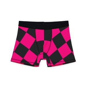 Può includere: Boxer shorts con un audace motivo a scacchiera in nero e rosa acceso. La biancheria intima ha un elastico in vita nero e un design comodo. Il tessuto sembra essere un materiale morbido e traspirante.
