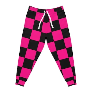 Peut inclure: Pantalon de survêtement à carreaux roses et noirs avec un cordon de serrage blanc. Le pantalon présente un motif de damier classique en rose vif et noir. Les poignets sont élastiqués. Ce pantalon confortable est adapté au port décontracté.