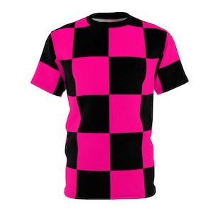 Op de afbeelding: Een t-shirt met korte mouwen met een opvallend dambordpatroon in zwart en felroze. Het patroon bedekt het hele shirt en creëert een opvallend visueel effect. Het shirt heeft een ronde hals en een standaard pasvorm.