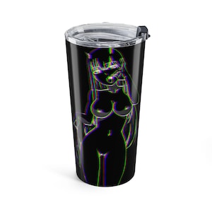 Puede incluir: Vaso de viaje negro con una colorida ilustración de estilo anime de una figura femenina. La obra de arte presenta un efecto 3D con contornos rojos, verdes y azules. El vaso tiene una tapa transparente y un cierre abatible negro.