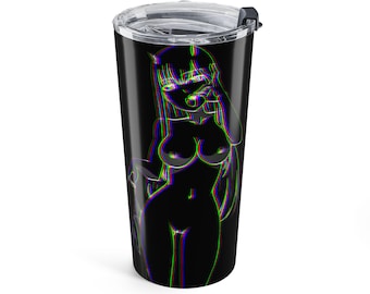 Op de afbeelding: Zwarte reismok met een kleurrijke anime-stijl illustratie van een vrouwelijk figuur. Het kunstwerk heeft een 3D-effect met rode, groene en blauwe contouren. De mok heeft een doorzichtig deksel en een zwarte klapdeksel.