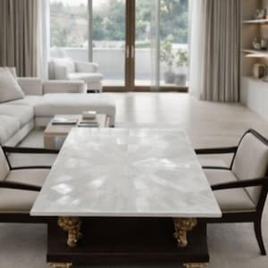 Puede incluir: Un salón moderno con un sofá blanco, una mesa de centro rectangular con tapa de mármol blanco y dos sillones. La habitación tiene grandes ventanales y una decoración en tonos neutros.