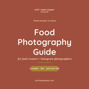 Puede incluir: Una guía digital titulada Food Photography Guide from iPhone to DSLR de soft reset paper. El texto incluye for food creators + Instagram photographers, 11 pages y softresetpaper.com sobre un fondo de color terracota con letras blancas.