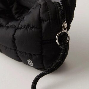 FP Movement Quilted Mini Case Zip Pouch Bag | Black | Ripstop Lining Lightweight bild 4