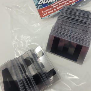 Puede incluir: Varias pilas de letras de pl&aacute;stico transparente con letras negras, junto a un paquete con el texto "READER BOARDS" y "American Style Changeable Signs". Para kits de bricolaje y proyectos a medida.