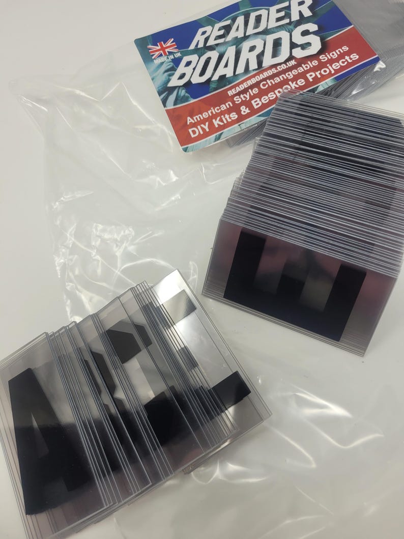 Puede incluir: Varias pilas de letras de pl&aacute;stico transparente con letras negras, junto a un paquete con el texto "READER BOARDS" y "American Style Changeable Signs". Para kits de bricolaje y proyectos a medida.