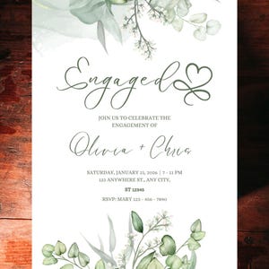 Könnte beinhalten: Eine Verlobungsankündigungskarte mit dem Wort "Engaged" in eleganter Schrift, verziert mit floralen und Blättermotiven. Die Einladung enthält die Namen Olivia und Chris, Veranstaltungsdetails und RSVP-Informationen.