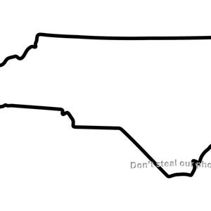 Puede incluir: Un contorno negro del estado de Carolina del Norte sobre un fondo blanco. La imagen incluye el texto "Don't steal our photo!" en la esquina inferior derecha. El contorno muestra la forma distintiva del estado, incluyendo las montañas y la costa.